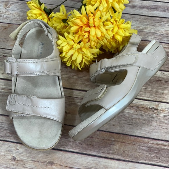 aravon sandals by new balance